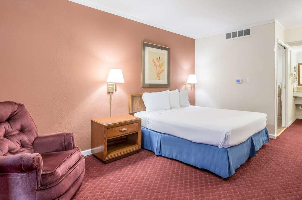 Americas Best Value Inn St. Joseph At I-29 Номер фото